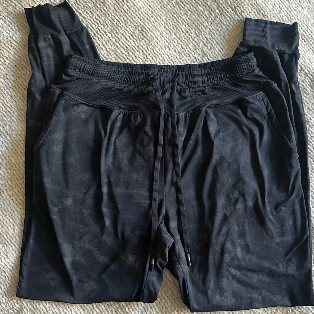 Travis Mathew Women's Fall Long Lunch Jogger Pant in Camouflage Black Small - Picture 5 of 10